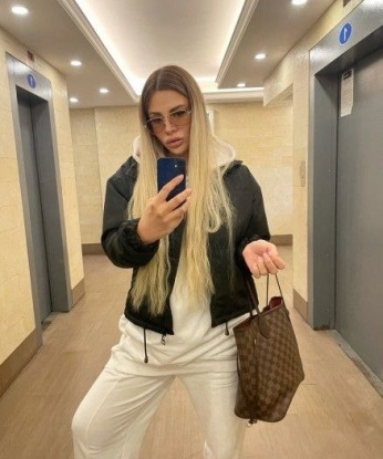 У меня нежные руки, искусный язычок и загадочные глаза, которые погрузят тебя в мир наслаждения. Я знаю, как доставить тебе незабываемые мгновения нашей встречи. Со мной ты можешь расслабиться и забыть обо всех проблемах.
💋 Мои услуги включают классический секс, оральные ласки, массаж и многое другое. Я умею быть нежной и страстной одновременно, подстраиваясь под твои желания и потребности. Ты останешься доволен каждой минутой проведенной со мной.
🔥 У меня безупречная репутация, мои клиенты остаются довольными и возвращаются ко мне снова и снова. Мои фото полностью соответствуют действительности. Жду тебя в своей уютной квартире в центре Москвы, чтобы сделать твои мечты реальностью. Все встречи абсолютно конфиденциальны.
📞 Звони мне прямо сейчас, и я обещаю, что ты не пожалеешь о выборе! Живу и работаю в Москве, буду рада встрече с тобой, мой господин! 💋 Марта